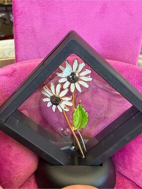 Lisner Gold-Tone Daisy Double Brooch with White Petals and Green Leaf